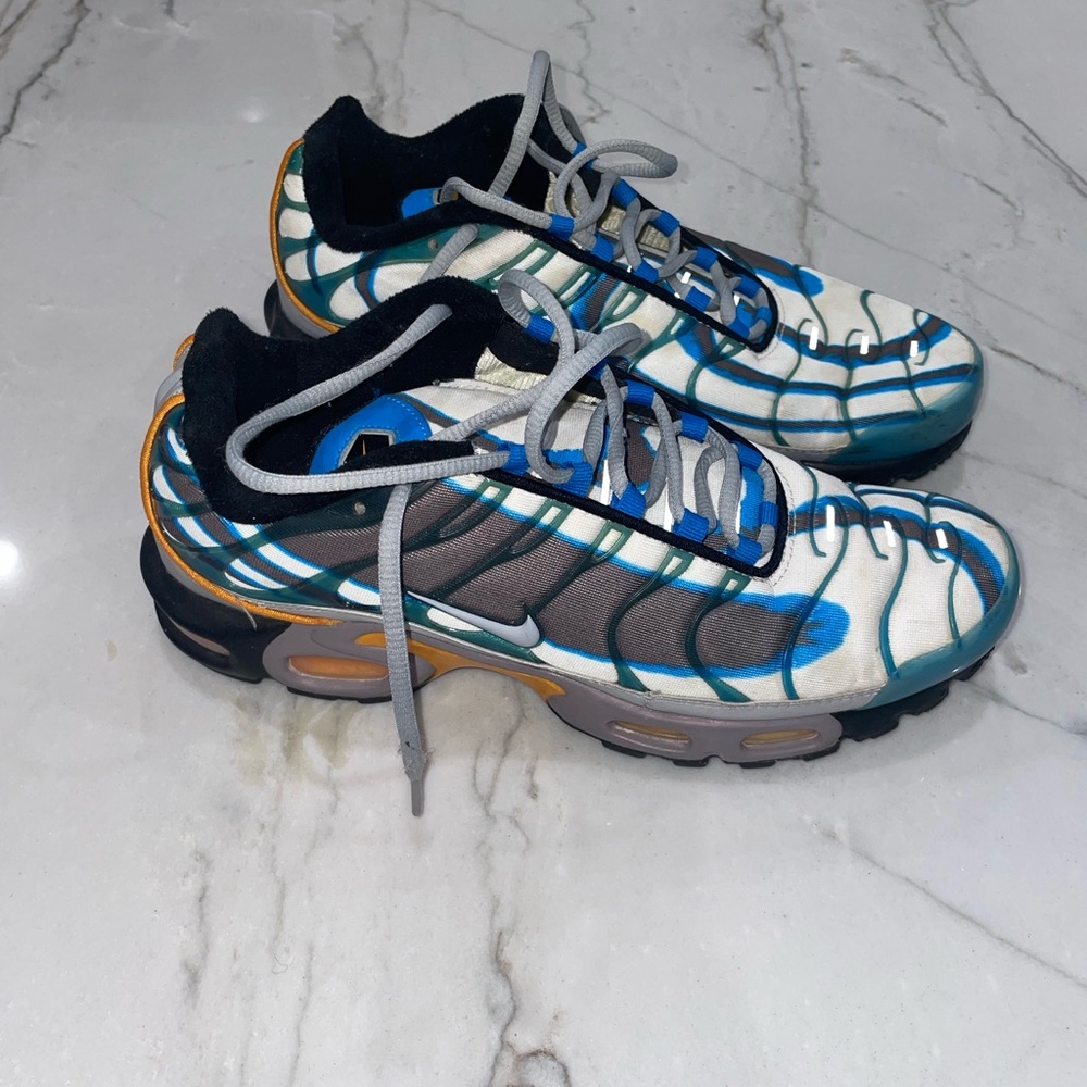 Nike Airmax men size 9.5 Athletic Shoes with Blue and Gray Accents